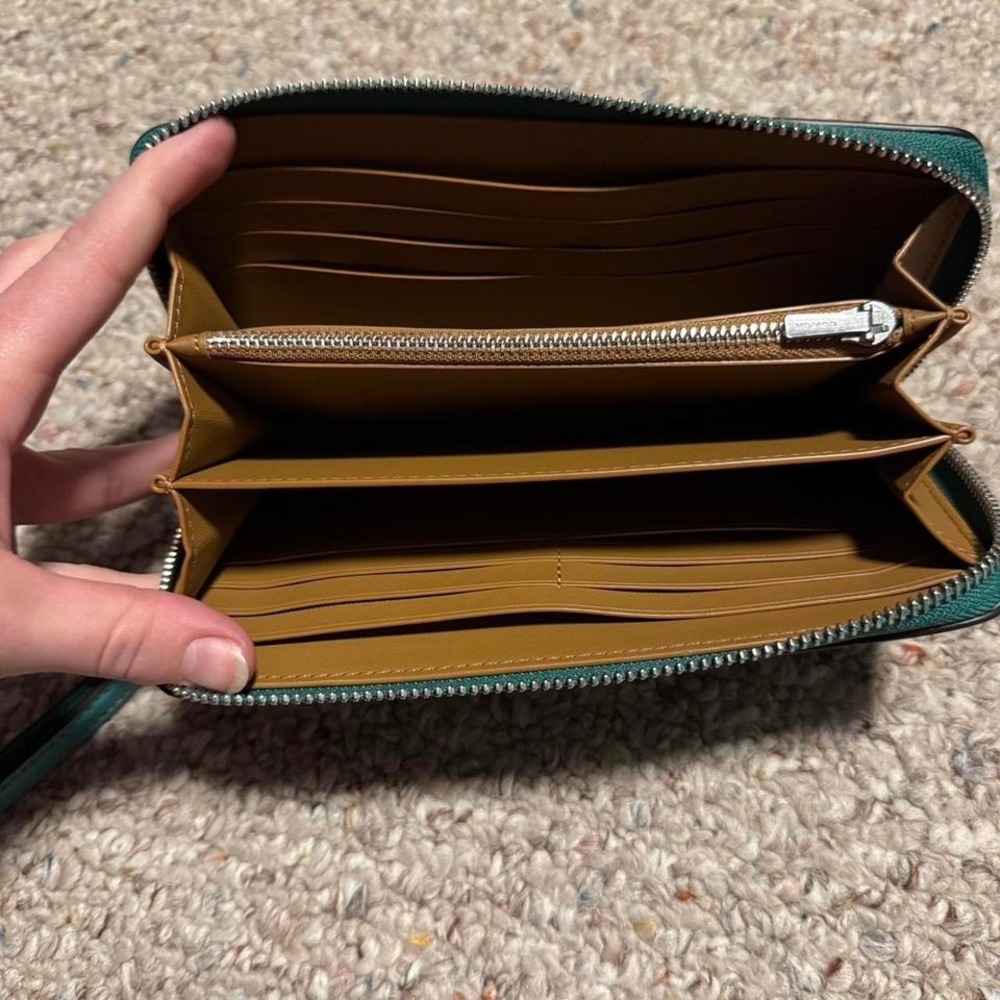 BRAND NEW This is a Coach Pebbled Leather Long Zip Around Wallet in Bright GrEen - Picture 4 of 5